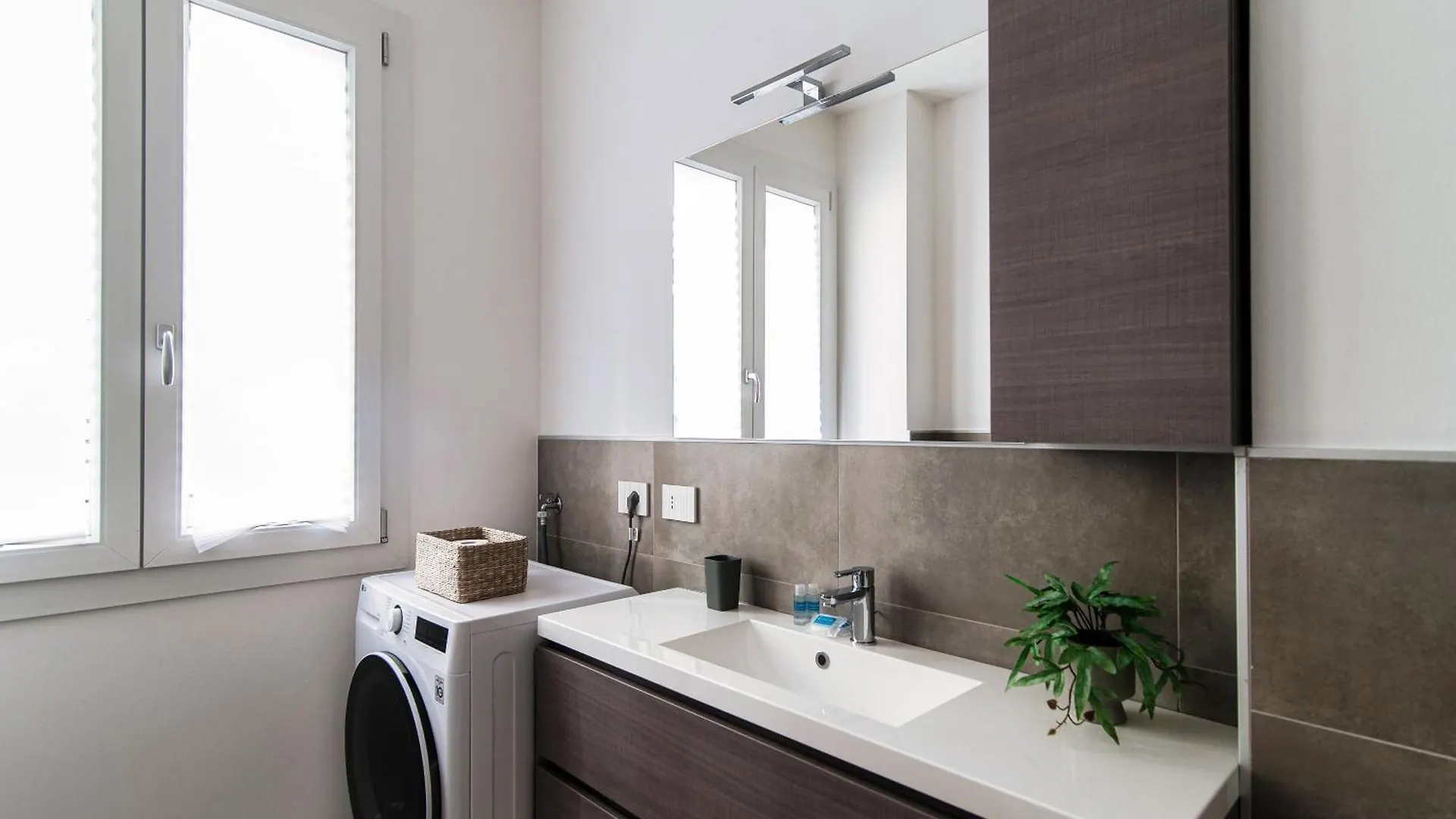 Lario Suite Apartments By Quokka 360 - Close To Como Downtown